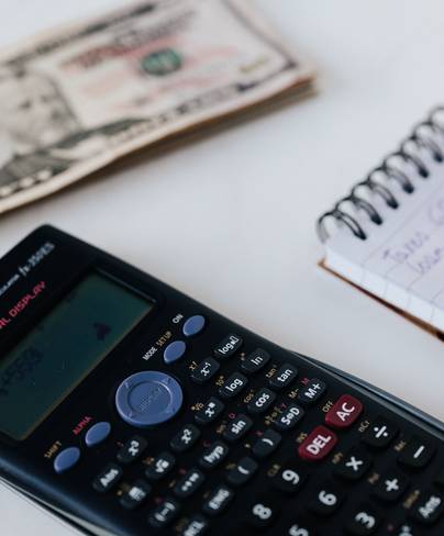 Calculatrice, billet de banque et carnet de notes